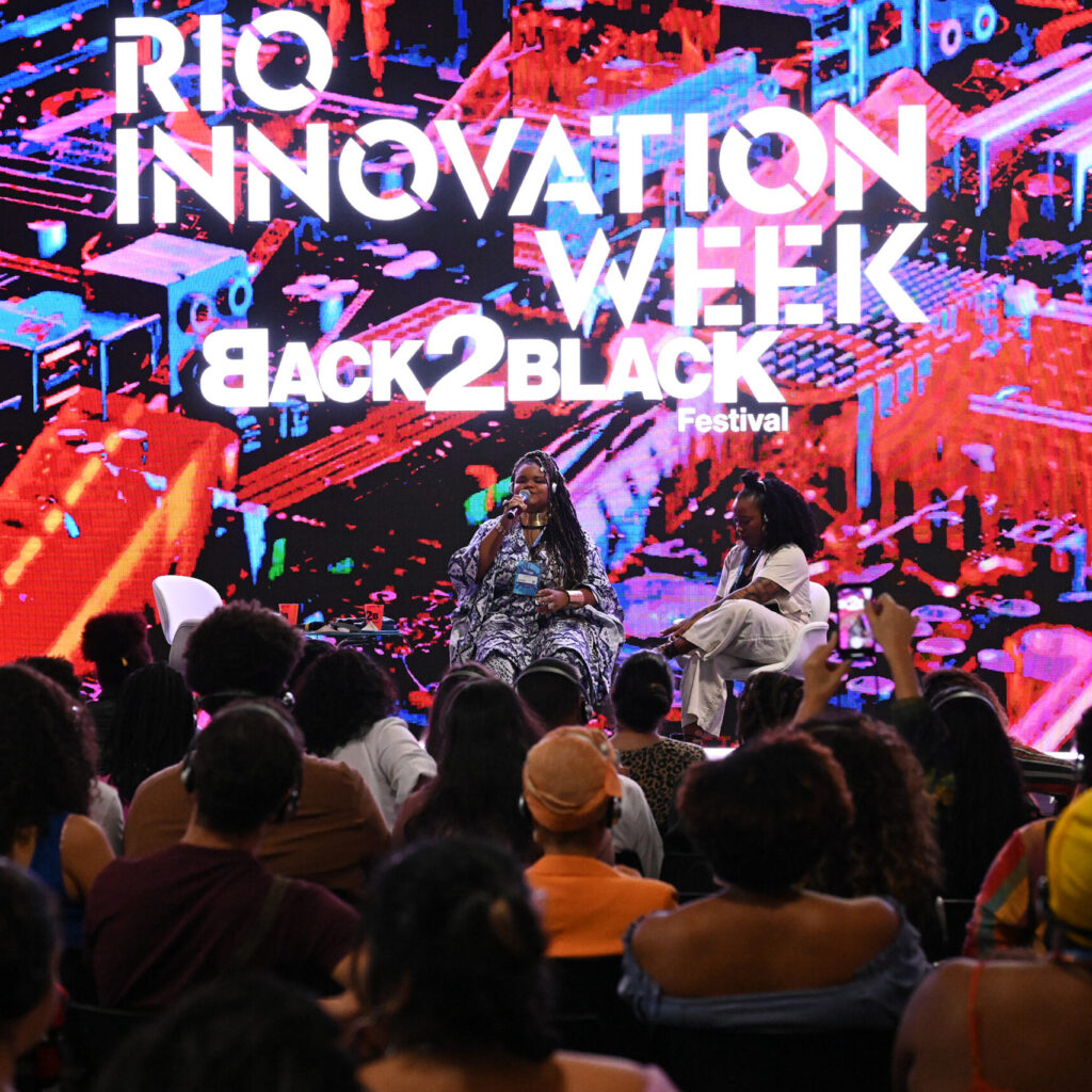 RIO DE JANEIRO (RJ), 03/10/2023 - EVENTO / RIW - Rio Innovation Week, maior evento de tecnologia e inovação da América Latina, realizado no Pier Mauá, no Centro do Rio. Na imagem, espaço Back 2 Black com Dandara Suburbana e Katiuscia Ribeiro